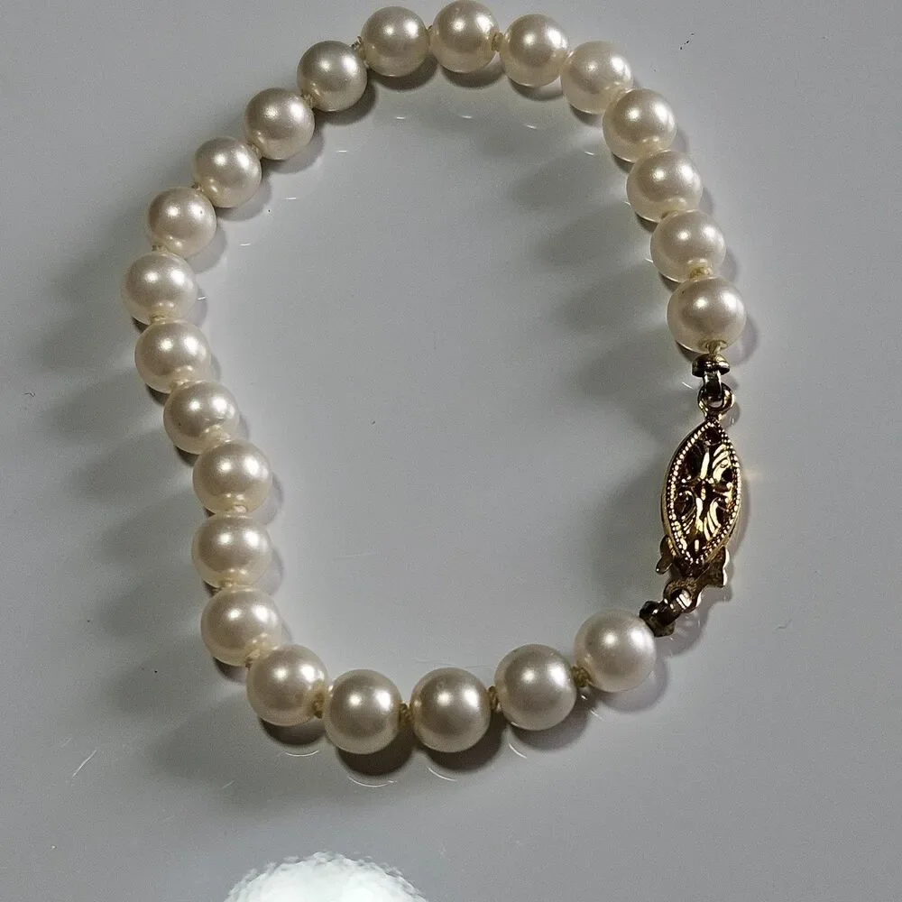 Vintage ROC Cream Colored Faux Pearl Bracelet 7
